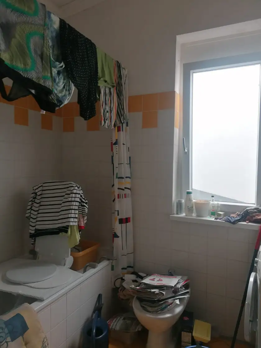 Badezimmer mit Wäsche und Altlasten
