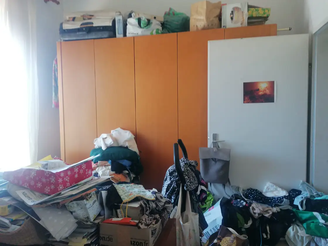 Stark vermülltes Zimmer vor der Messiwohnungs-Räumung