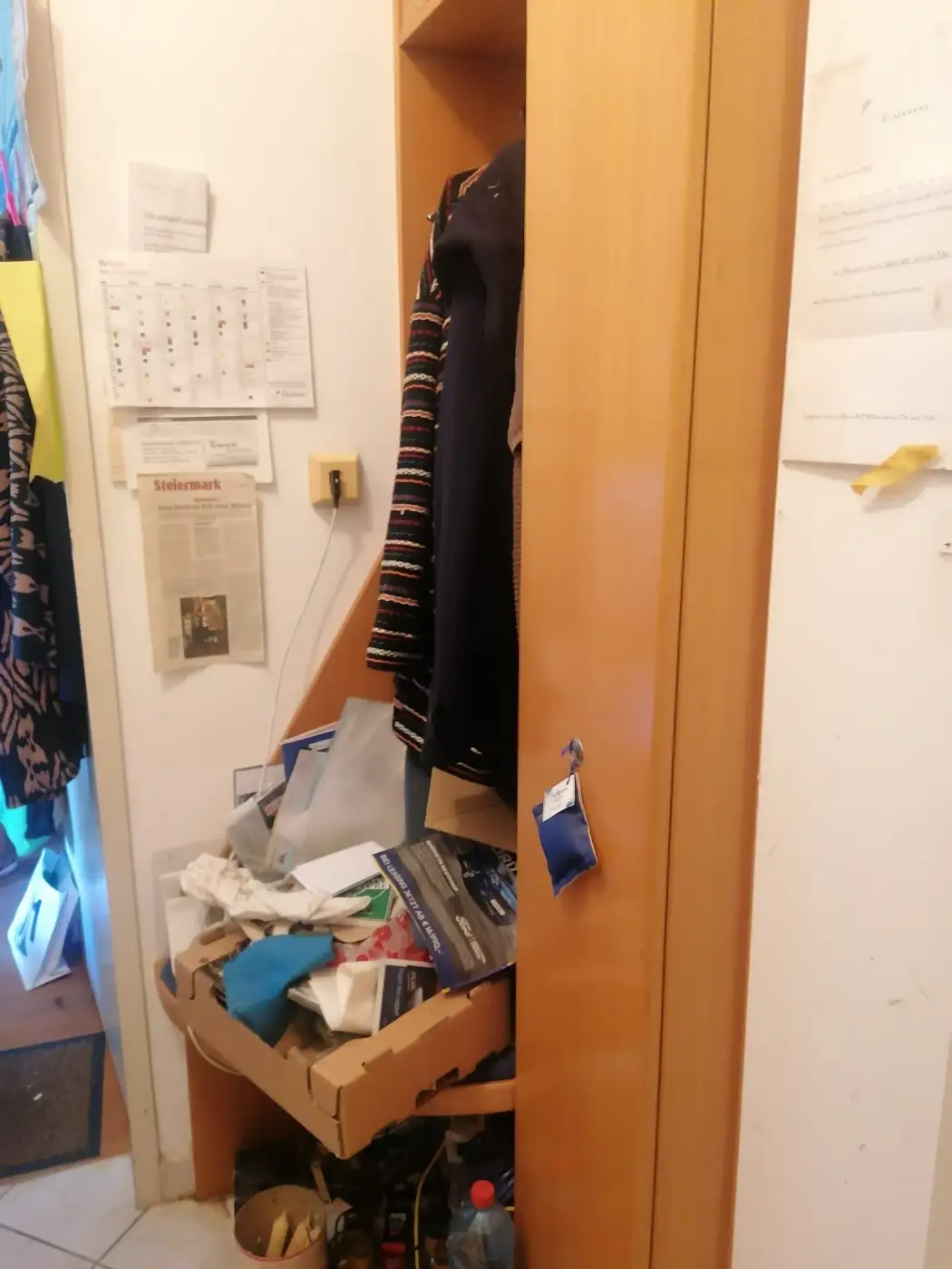 Vollgeräumte Abstellnische vor der Räumung