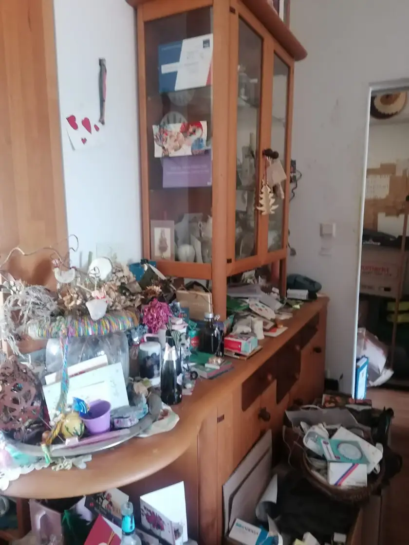 Vollgestellte Anrichte mit Vitrine
