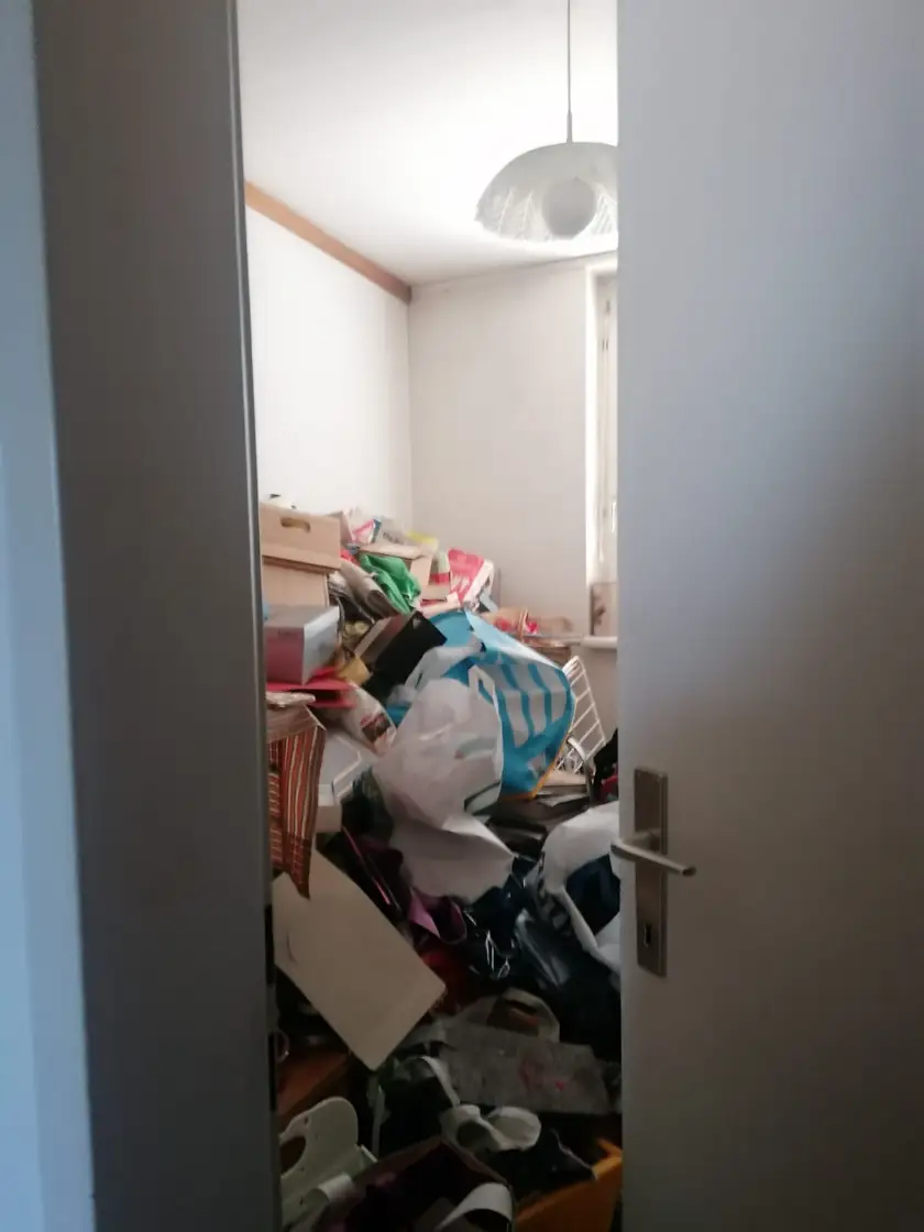 Komplett vollgestelltes Zimmer vor der Entrümpelung